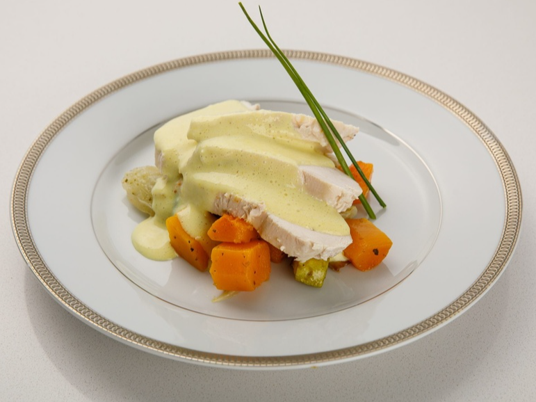 PECHUGA CON CREMA DE MOSTAZA CON ZANAHORIA Y CEBOLLAS ASADAS