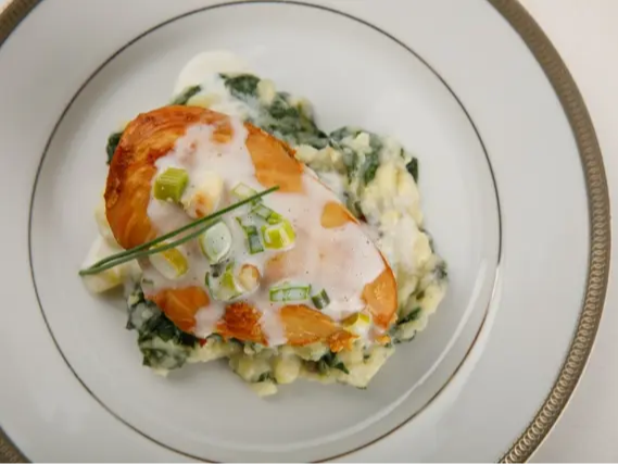 PECHUGA CON CREMA DE VERDEO Y PANCETA CON BASTONES DE CALABAZA