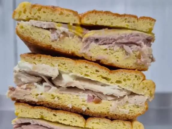 SANDWICH DE PAN DE ALMENDRA, CERDO, QUESO Y MOSTAZA