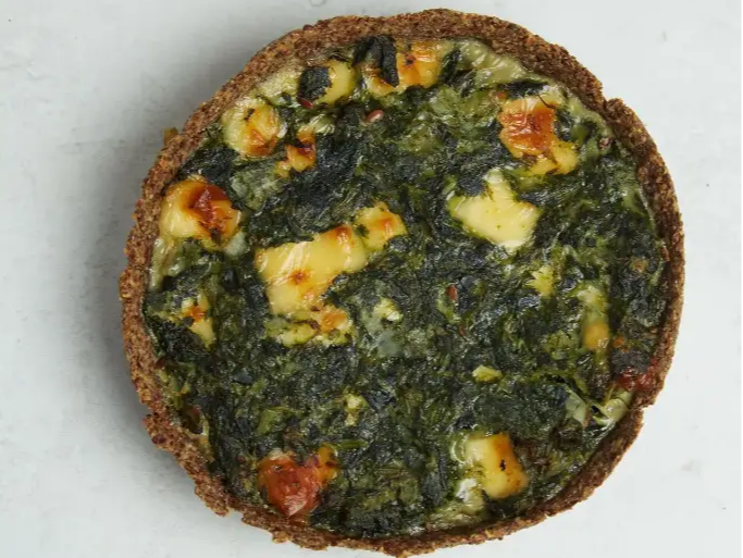 TARTA DE ESPINACA, CEBOLLA MORADA Y HONGOS