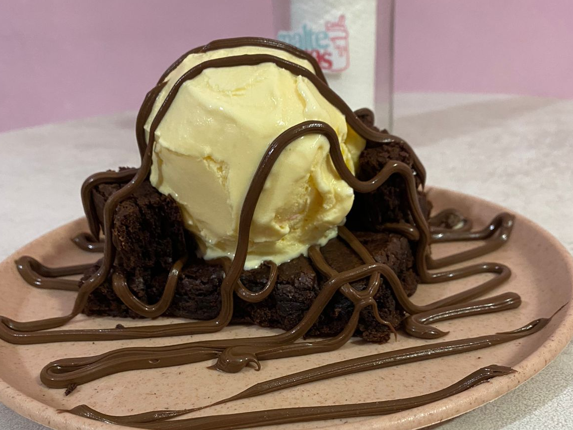 Brownie con helado