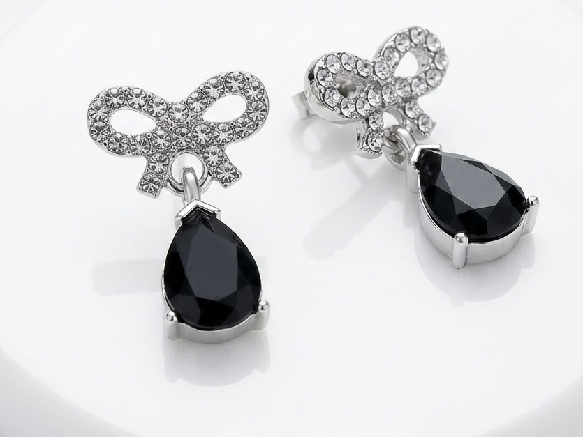 Aros moños con stras y colgante negro