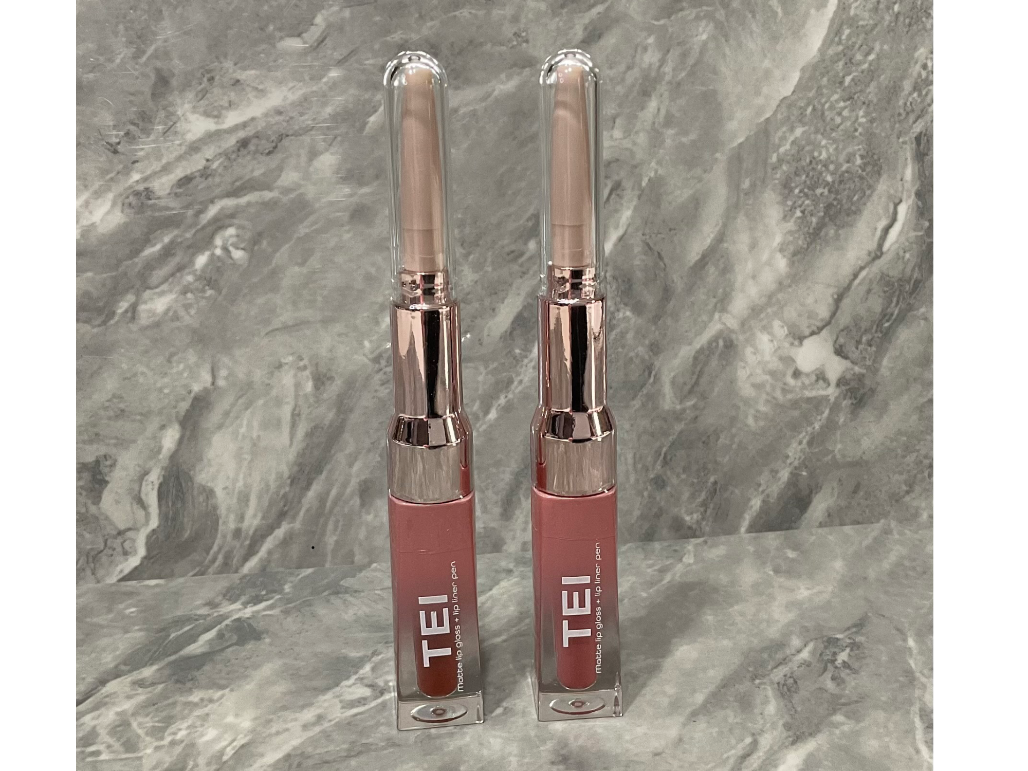 Brillo labial con delineador