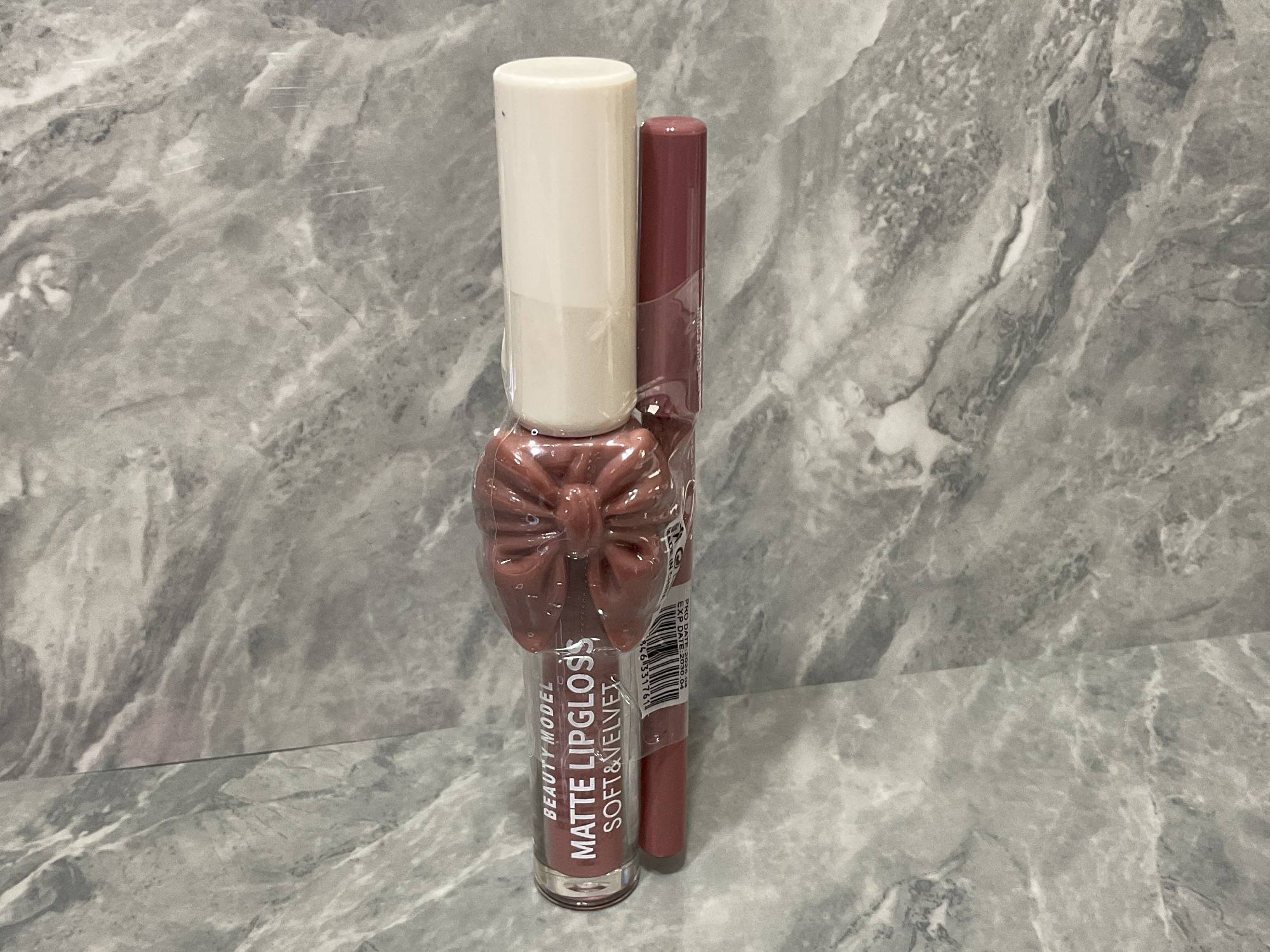 Lip gloss y delineador