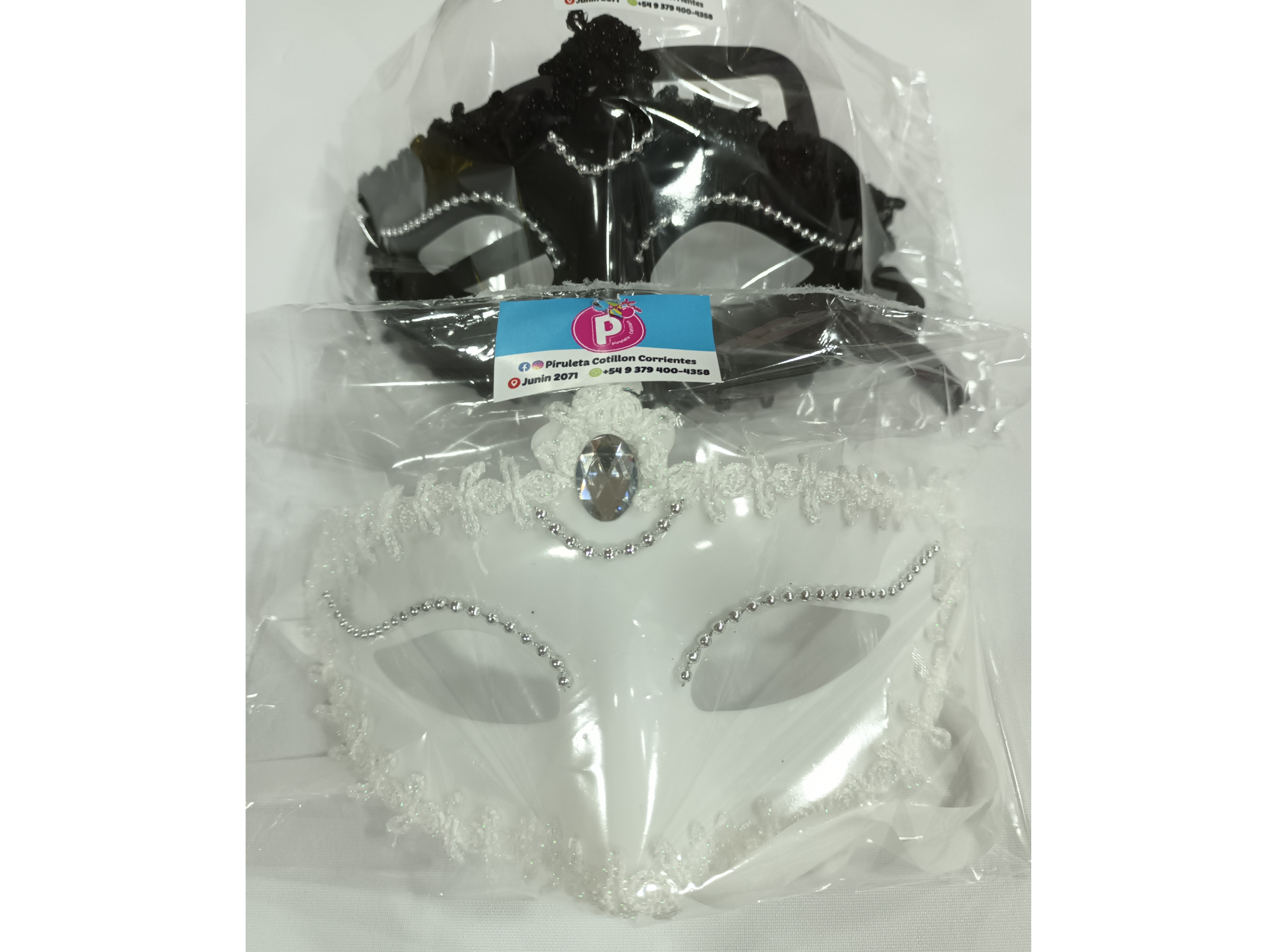 Antifaz negro o blanco con apliques