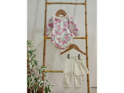 Ajuar de Rosas, cuello Americano, de 0 a 3 meses.