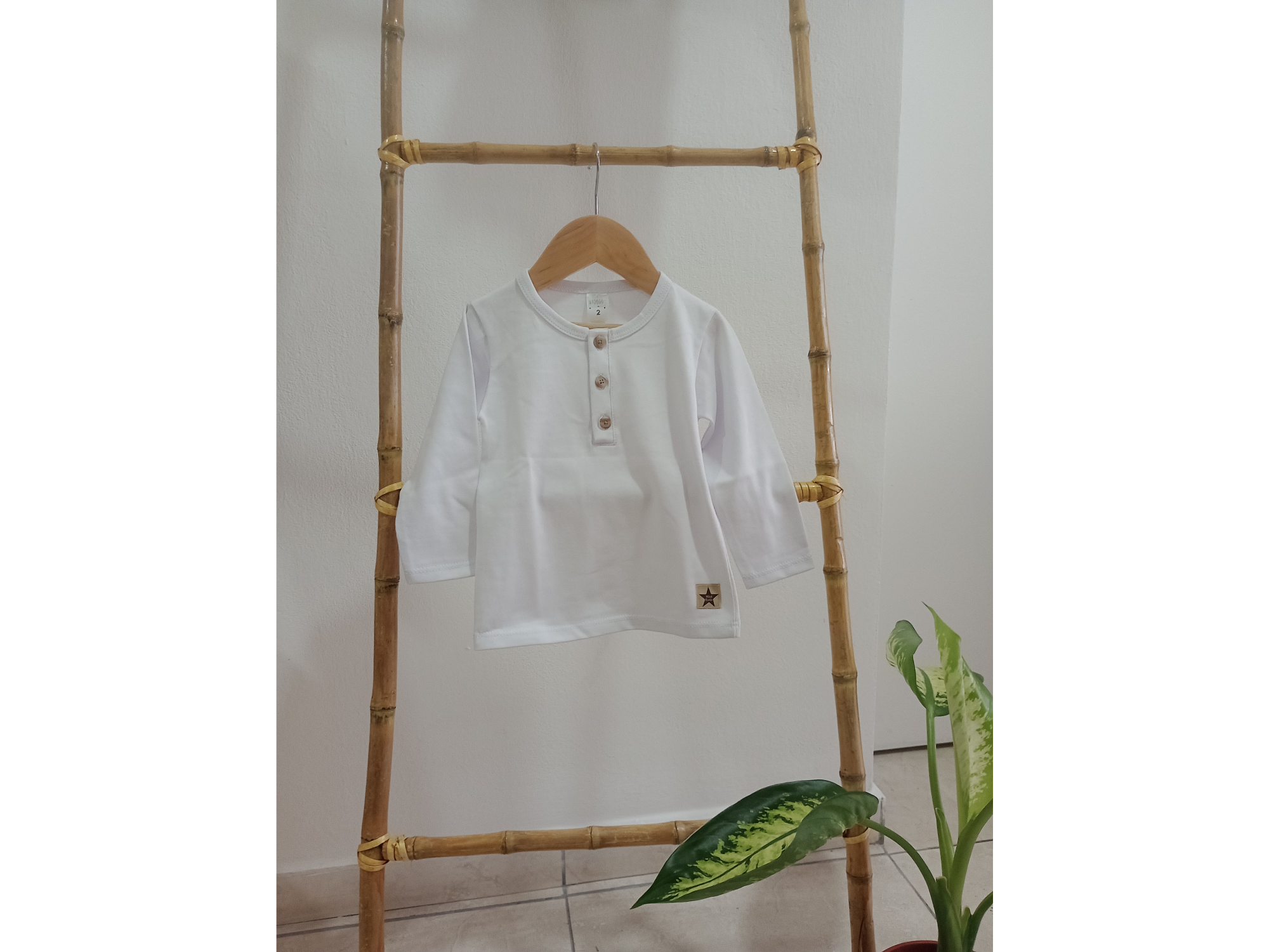 Remera  blanca botones