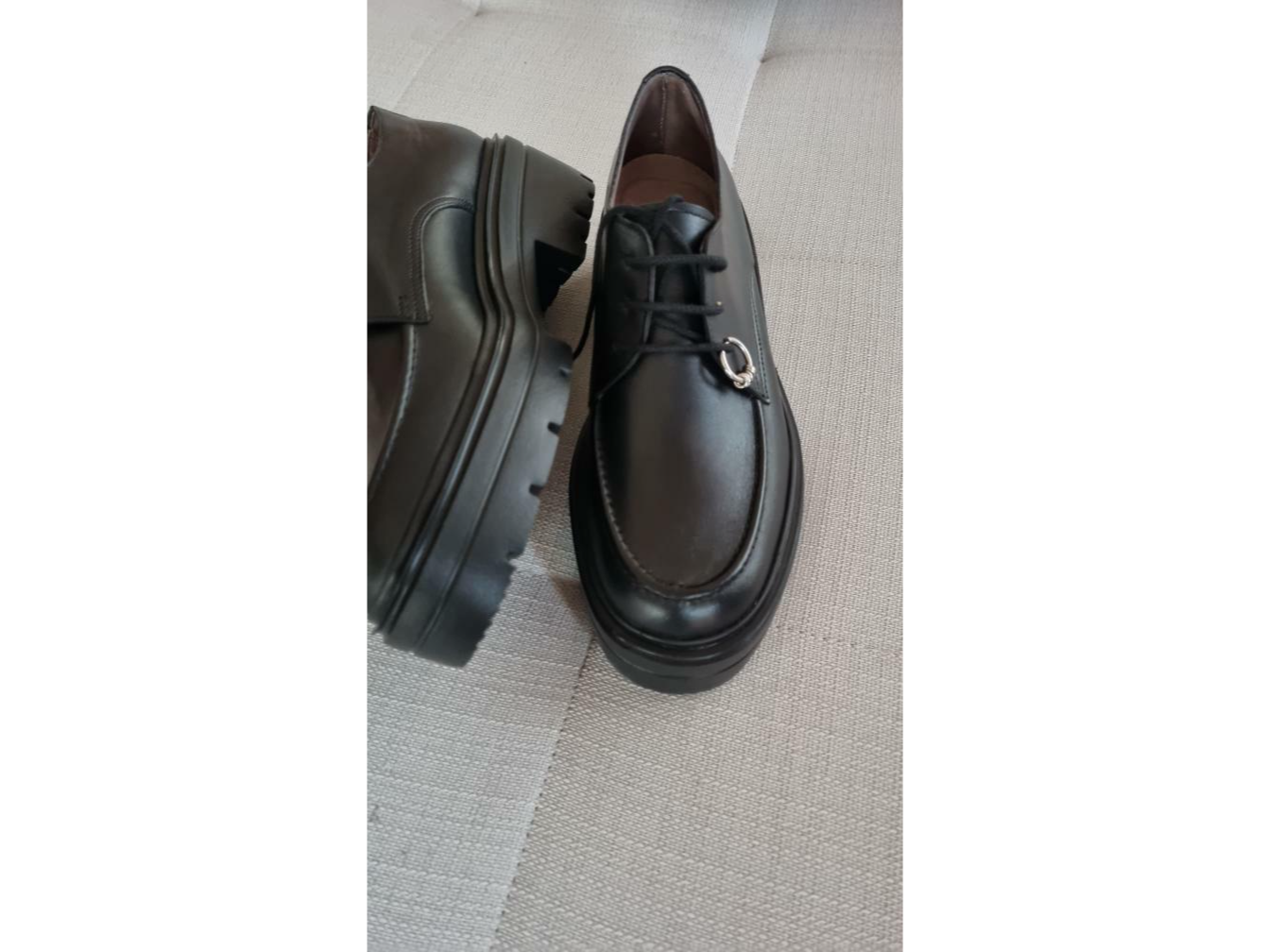Mocasín  Ro Derby en cuero negro.