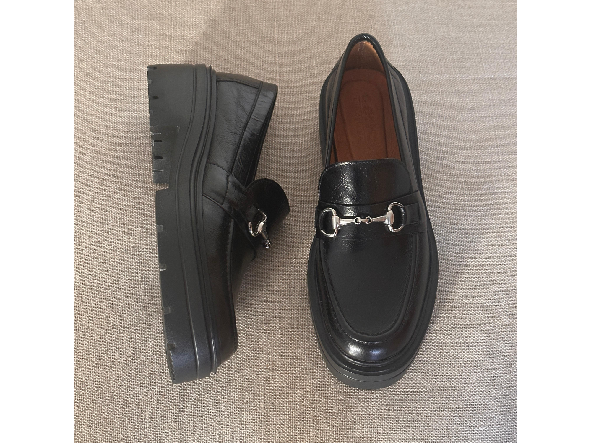 Mocasín Ro con estribo cuero  negro.
