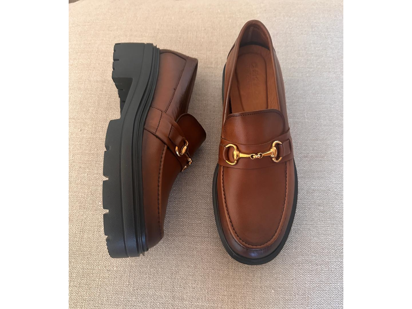 Mocasín Ro con estribo cuero  suela amarronado