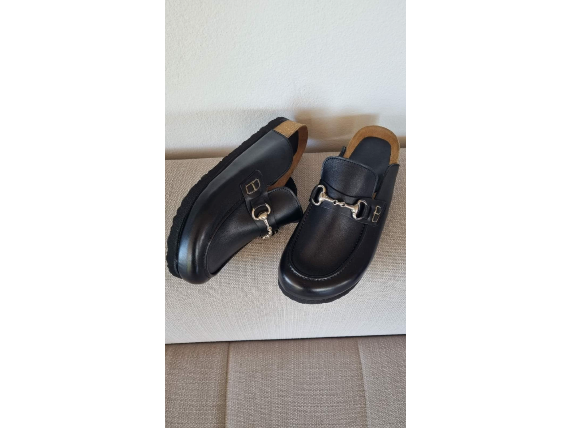 Zueco  Ema  en cuero  negro con estribo