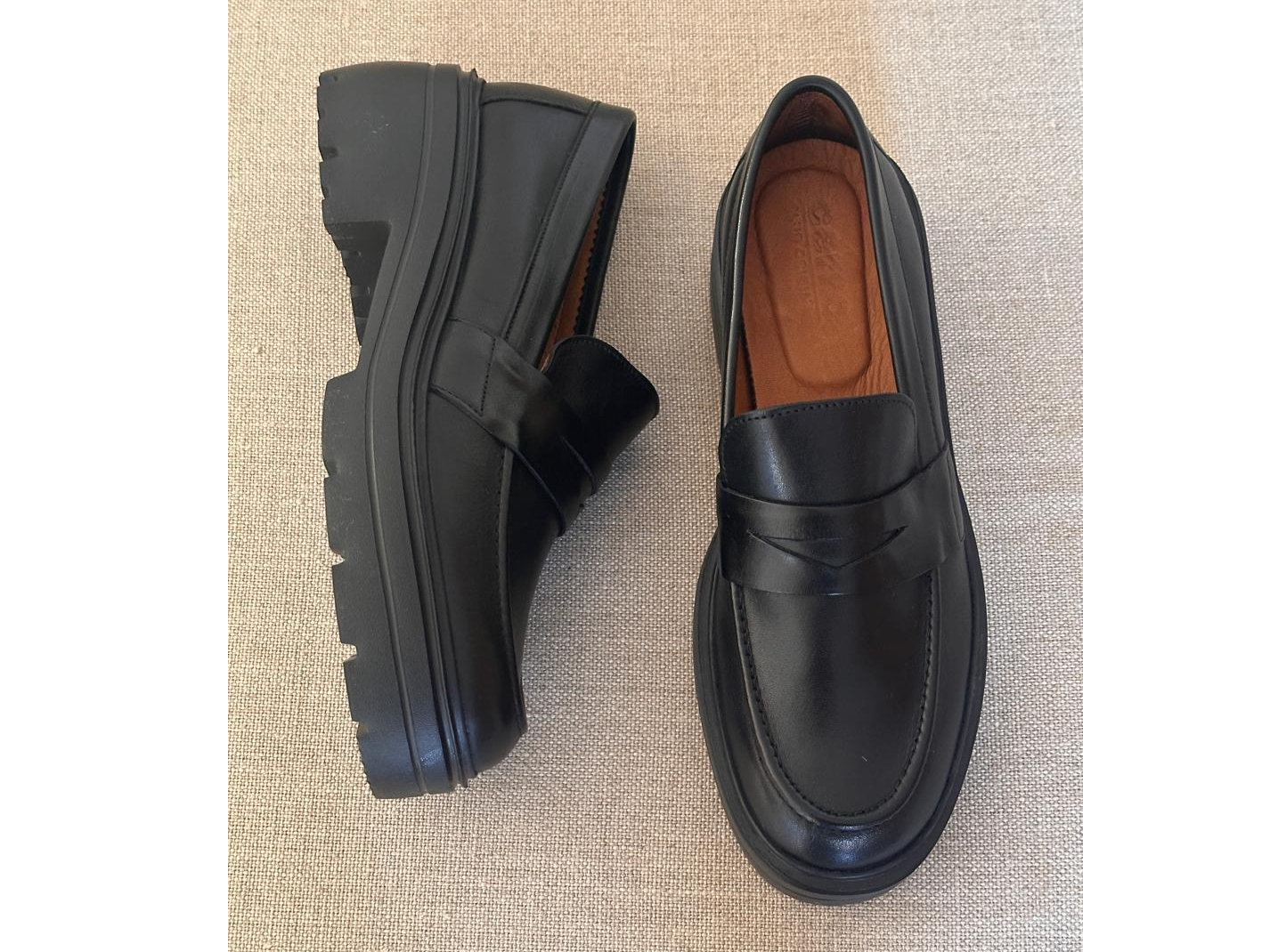 Mocasín Ro en cuero negro.