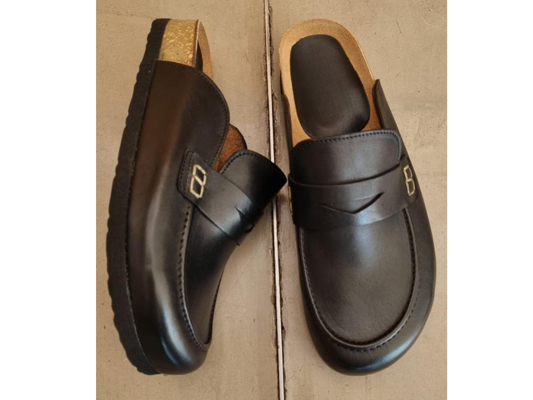 Zueco Ema en  cuero negro.