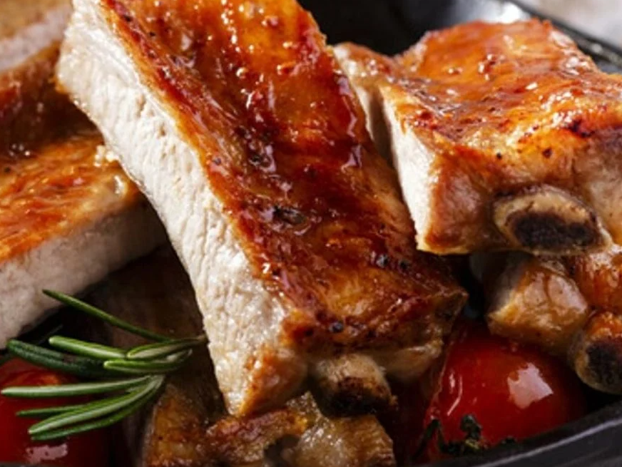 Pechito de cerdo al horno para compartir con papas fritas