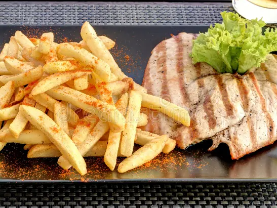 Pechuga grille con papas fritas