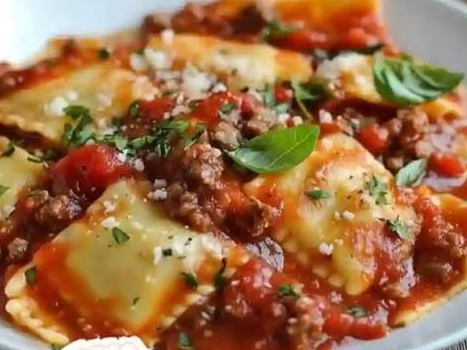 Ravioles con salsa fileto