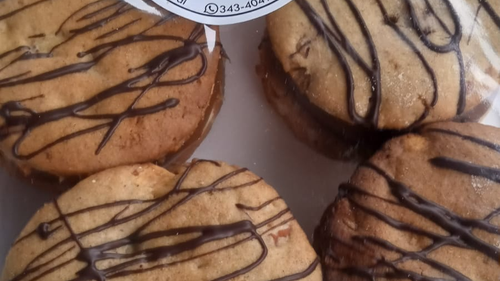 alfajores integrales con dulce de leche y frutos secos