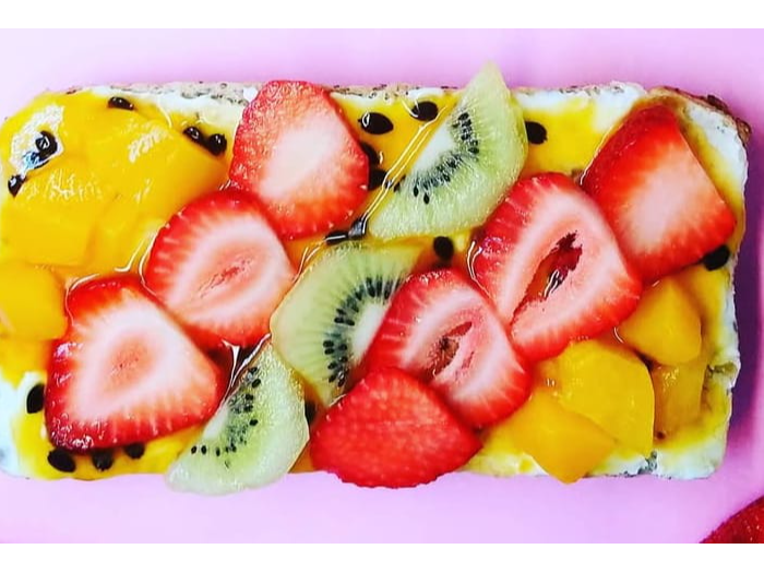 tostadas dulces en pan integral, con frutas y salsa