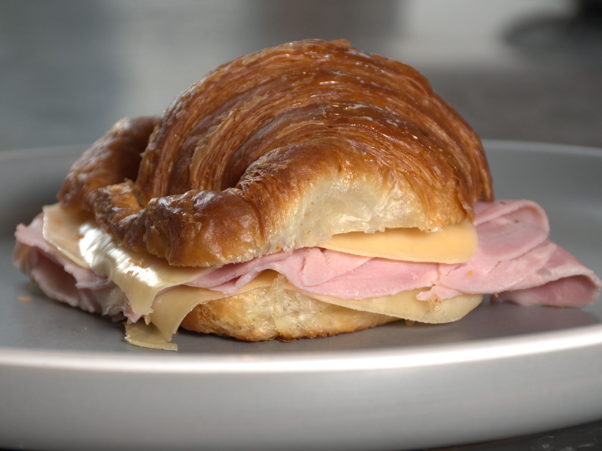 MEDIALUNA  CON JAMON Y QUESO