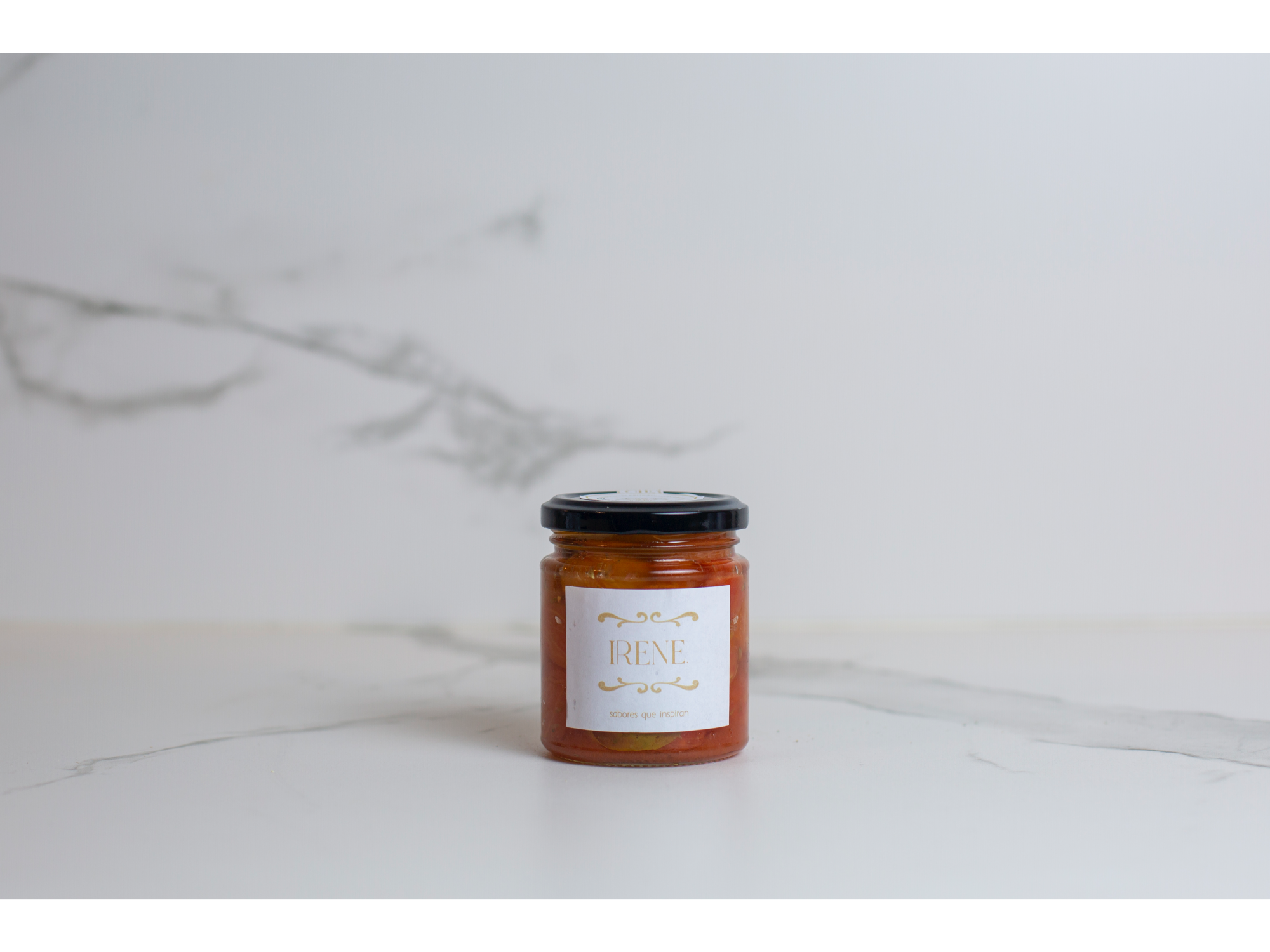 Tomates cherrry en oliva y albahaca
