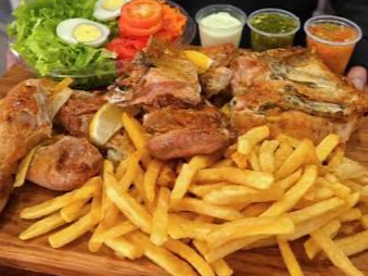 1/2 pollo con papas + 3 empanadas de pollo