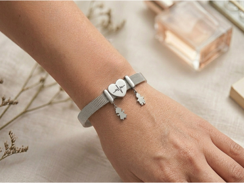 Pulsera estilo Pandora con dijes niños colgando