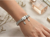 Pulsera estilo Pandora con dijes niños colgando