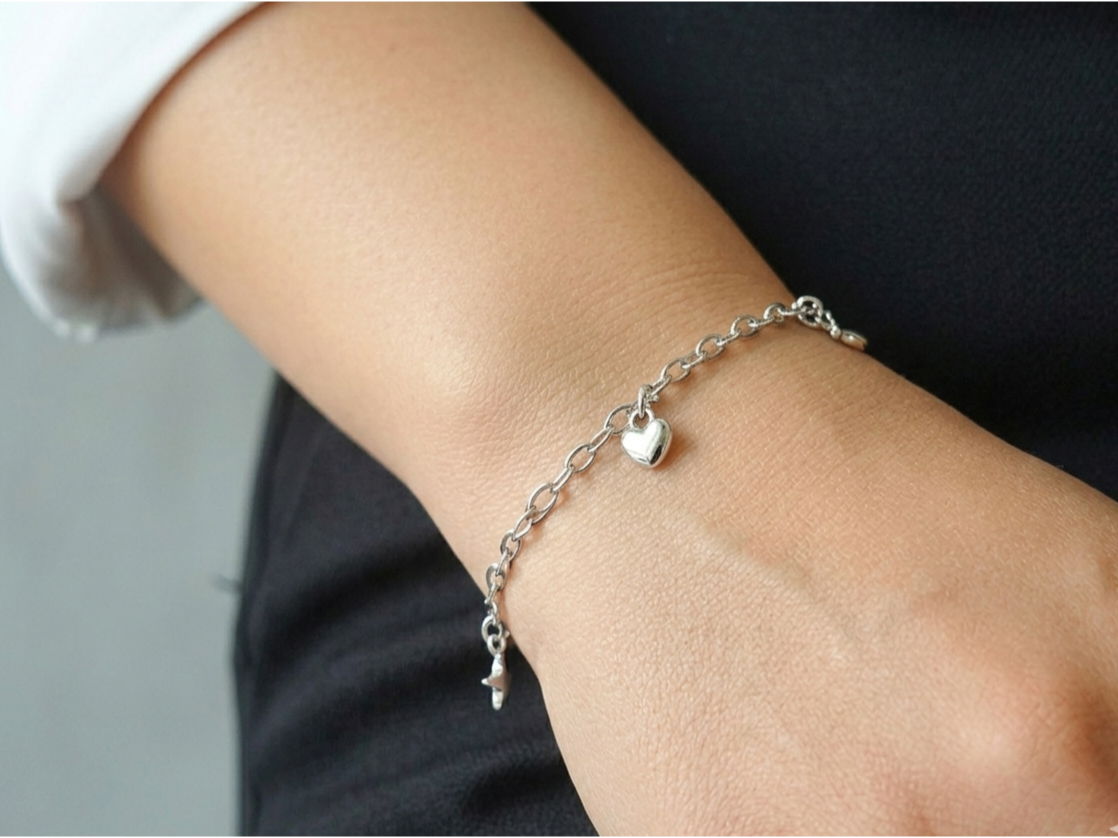 Pulsera con dijes de estella y corazón plateado CM