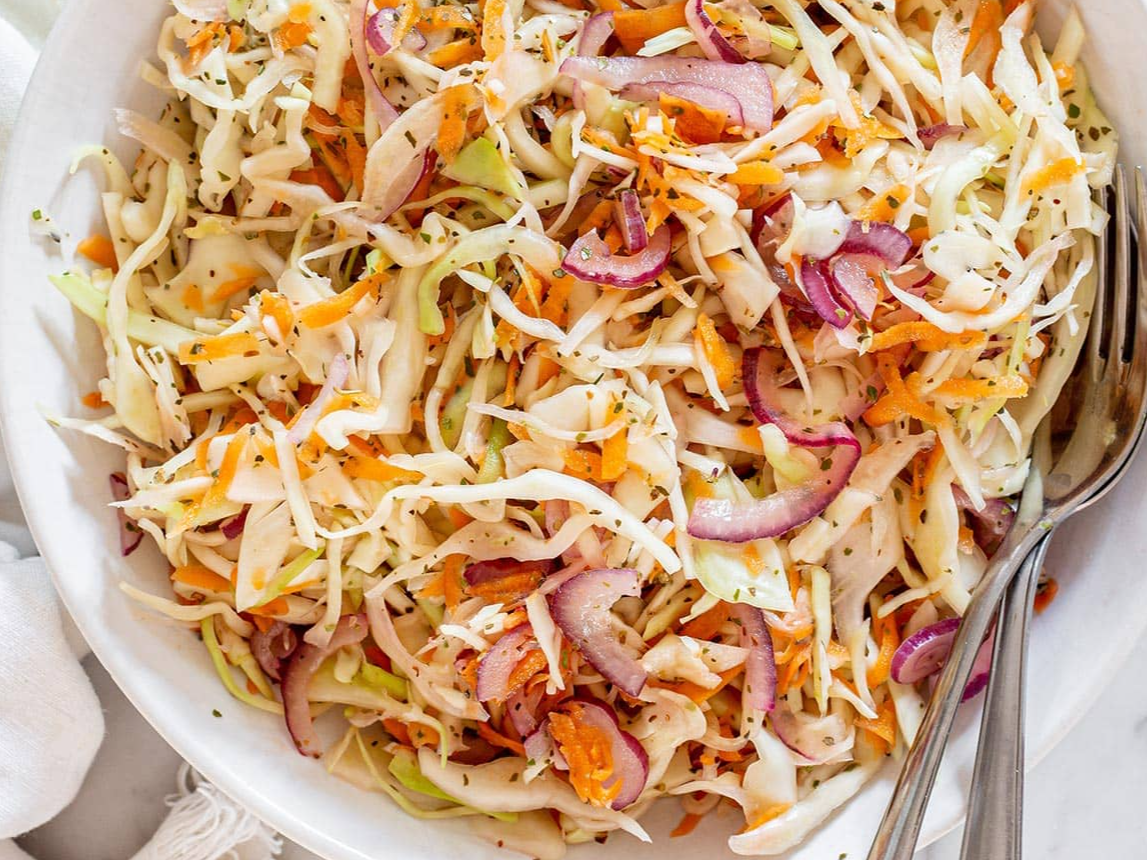 Ensalada rica en fibras (repollo, huevo, zanahoria, queso y semillas)