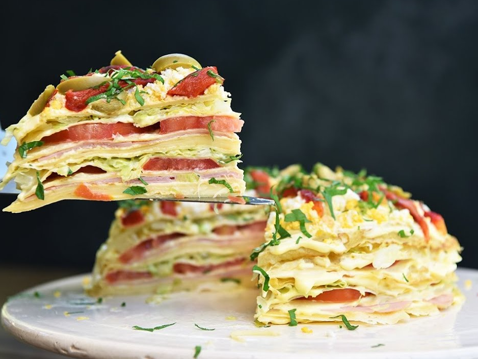 Torre de panqueques con jamon, queso y verduras