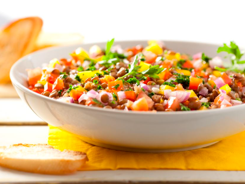 Ensalada de lentejas, huevo, tomate, zanahoria, perejil y cubos de queso