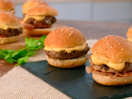 Mini-hamburguesas de barbacoa, panceta y cheddar