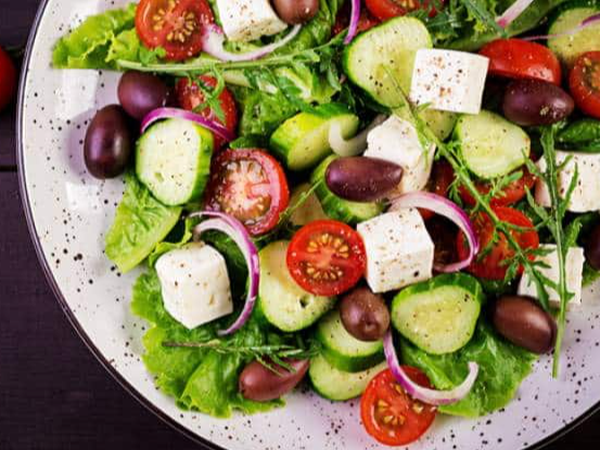 Ensalada mediterranea (Mix de verdes, palta, tomate, zanahoria y aceitunas negras)