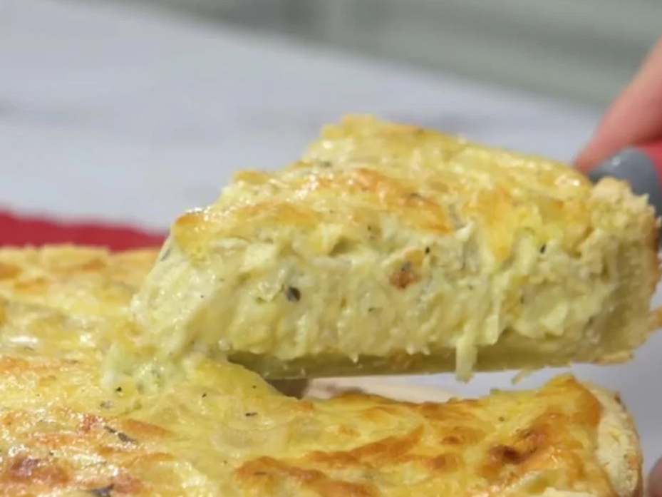 Tarta de cebolla caramelizada y queso azul con ensalada