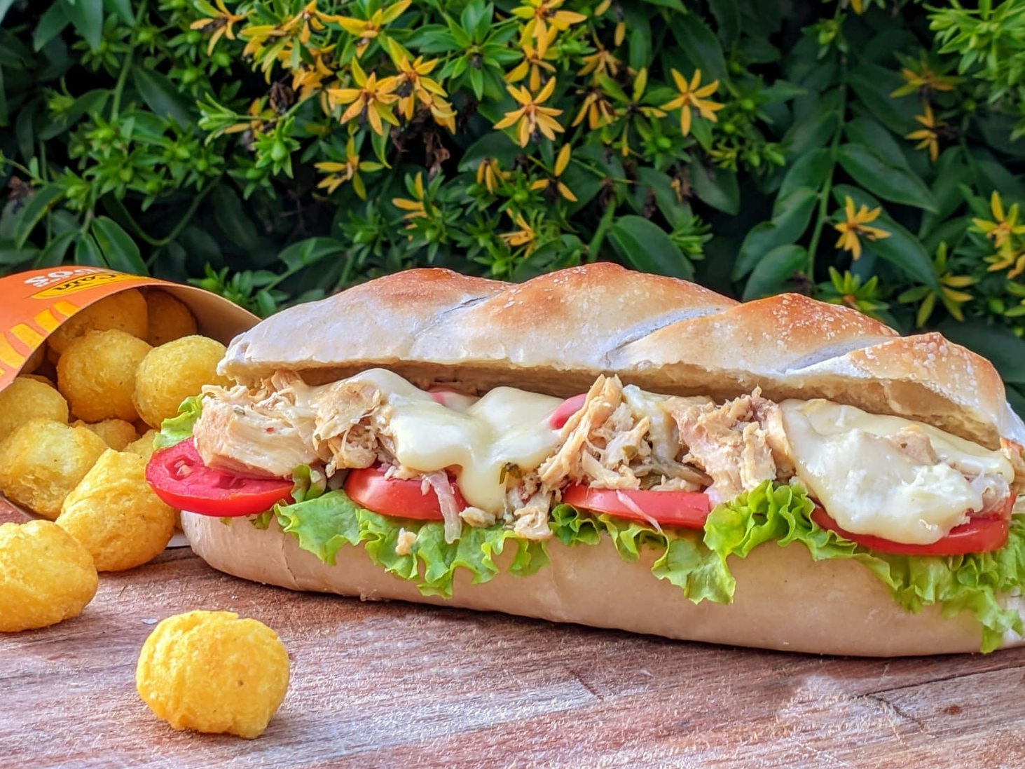 Baguette de pollo con palta rucula y tomate