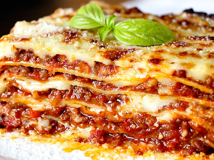 Lasagna de carne con salsa mixta