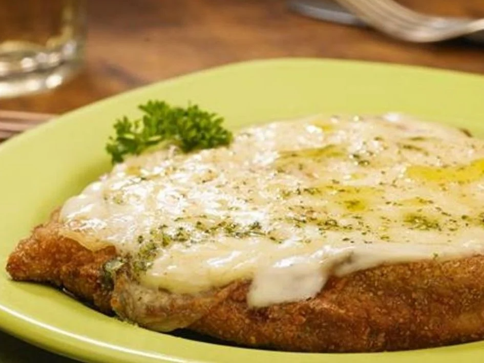 Milanesa a los cuatro quesos con papas dore