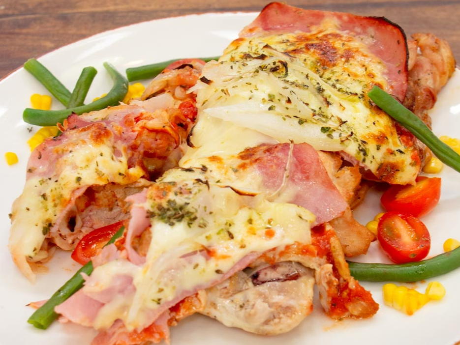 Pechuga a la pizza con pure mixto