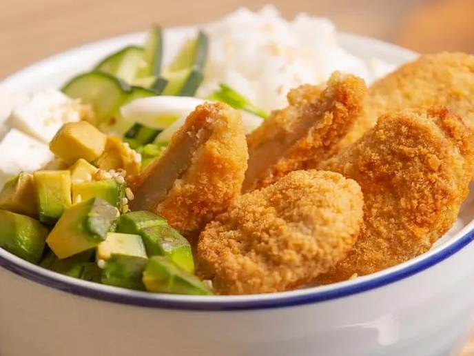 Ensalada Gohan de pollo (Arroz, palta, queso crema, verdeo, zanahoria y pollo crispy)