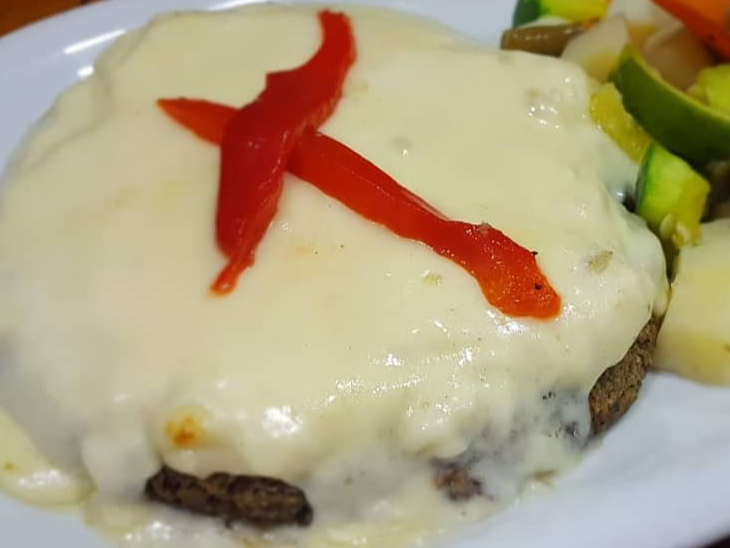 Hamburguesa de lentejas a la suiza con ensalada de tomate y huevo (Copia)