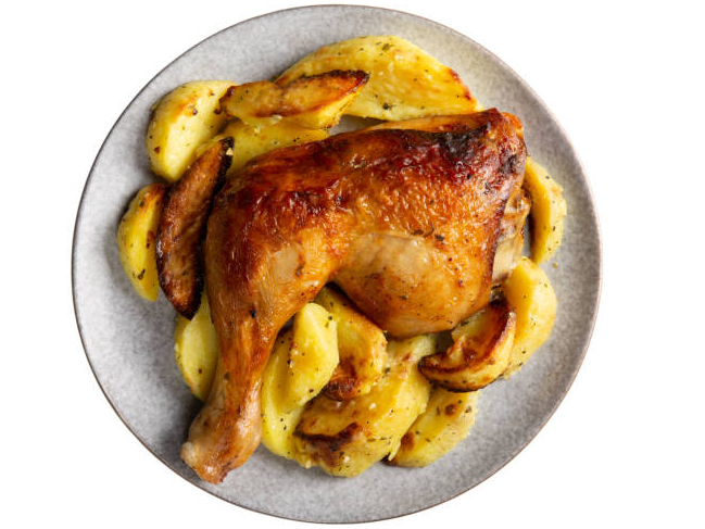 Pata muslo al ajilo con papas fritas