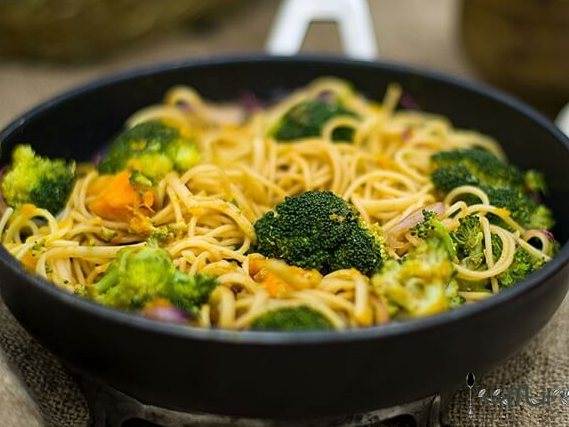 Tallarines salteados con brocoli, ajo y queso gratinado