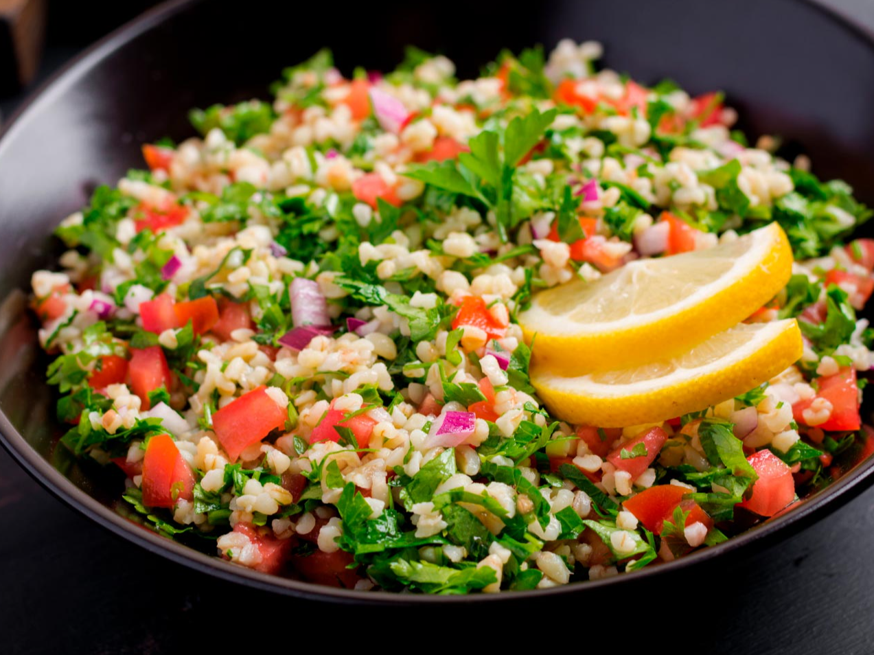 Ensalada tabule (trigo burgol, perejil, tomate, pepino, cebolla y limon)