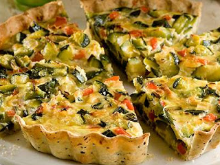 Tarta de zapallitos con ensalada