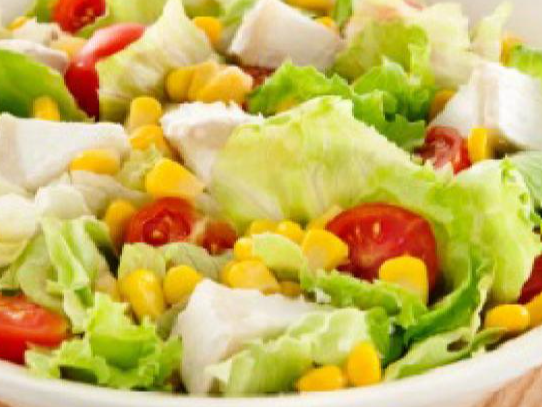 Ensalada de verdes, cherry, choclo, palta y cebolla