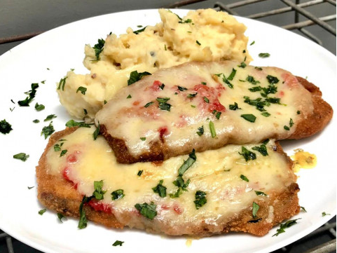 Milanesa de berenjena a la napolitana con papas al perejil