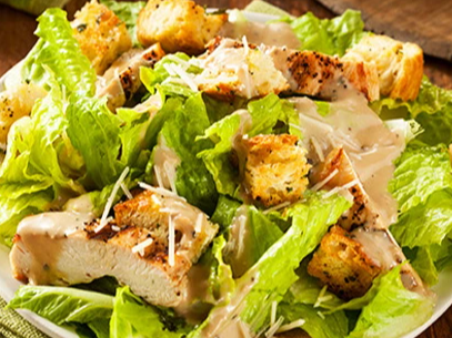 Ensalada Cesar (mix de verdes, pollo en tiritas, croutones, queso parmesano y adereso cesar)