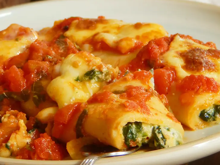 Canelones de verdura y ricota con salsa rosa