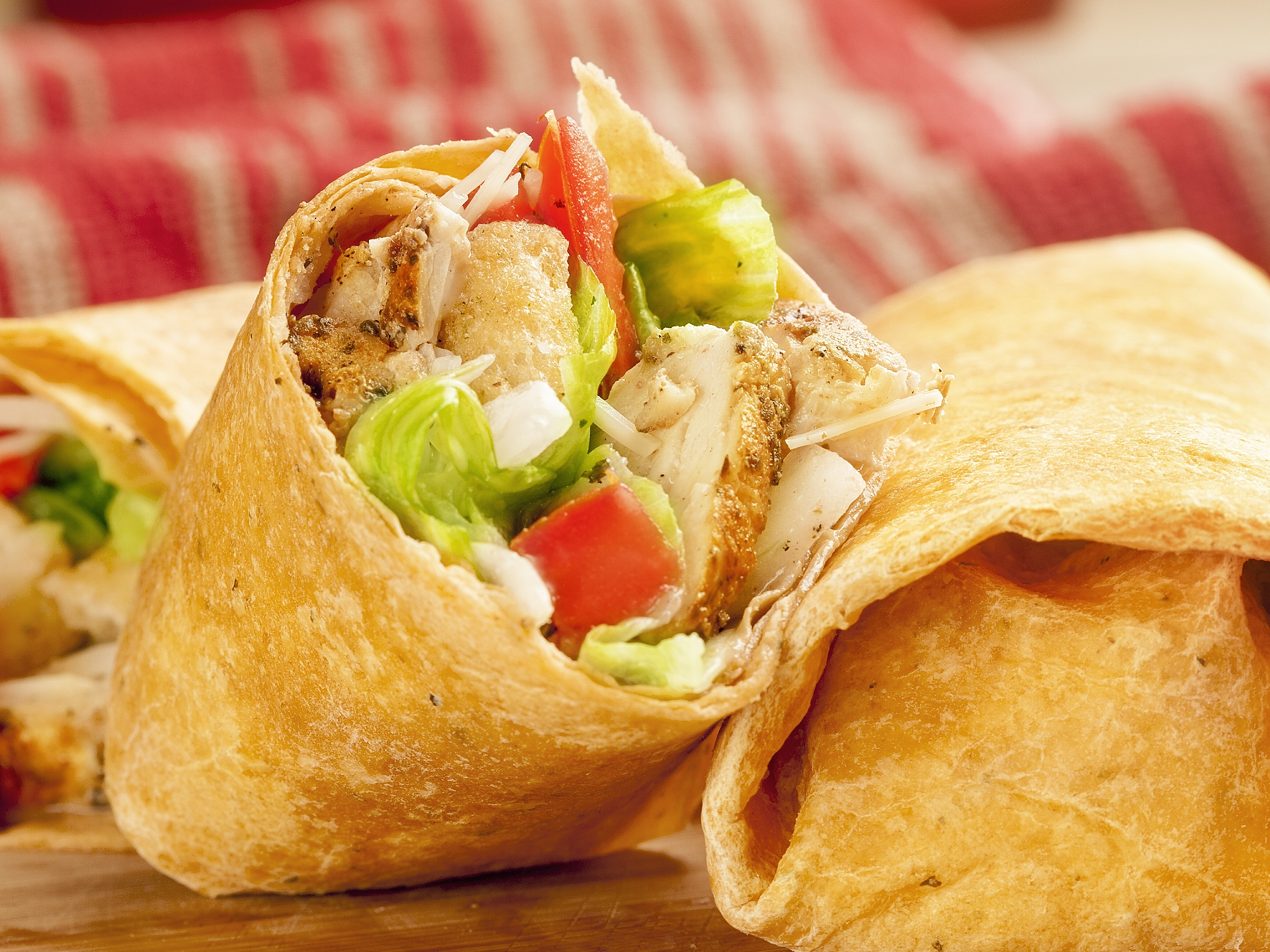 Wrap de pollo crispy con cheddar, lechuga y tomate