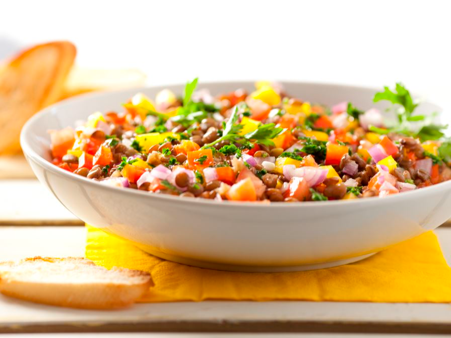 Ensalada de papa, huevo, zanahoria, tomate, remolacha y calabacin asado